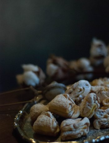 Rakushki biscotti russi con ripieno di meringa e noci